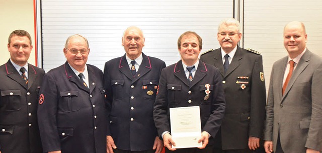 Alois Enghauser (Zweiter von links), H...d Jrgen Louis (rechts)  gratulierten.  | Foto: Schimanski