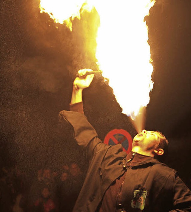 Nachts stets ein begeisterndes Spektakel: Feuerschlucker beim Umzug.  | Foto: Sandra Decoux-Kone