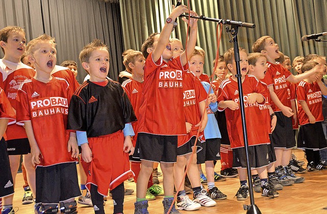 Die jngsten Kicker des FC Auggen schmettern lustige Jahresfeiersongs.  | Foto: sigrid umiger