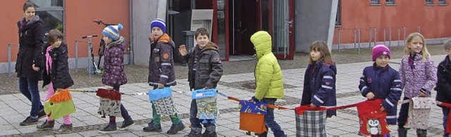 Denzlinger Zweitklssler sind als &#82...e&#8220; unterwegs vor der Mediathek.   | Foto: Helena Kiefer