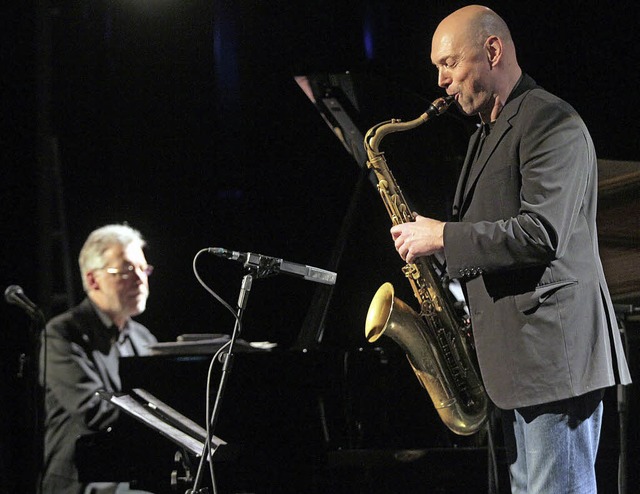Helmut Lrscher (links) am Piano im Zusammenspiel mit  Arno Haas am Saxophon   | Foto: Peter Heck