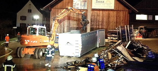 Der Bagger des Werkhofs Kandern holte ...mit es ganz abgelscht werden konnte.   | Foto: feuerwehr kandern