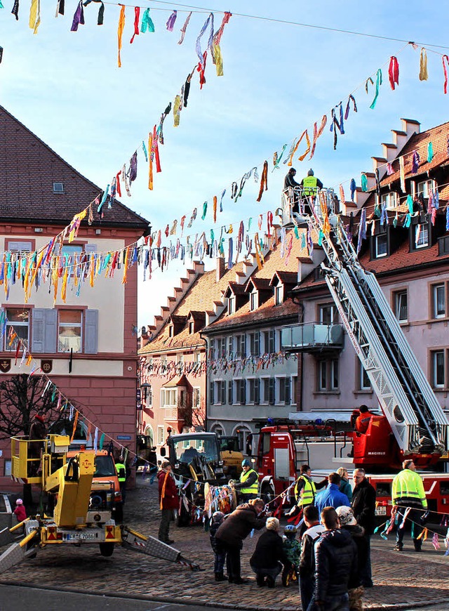 Rund neun Kilometer Fasnetbndel ziere...urde der nrrische Schmuck aufgehngt.  | Foto: Christa Maier