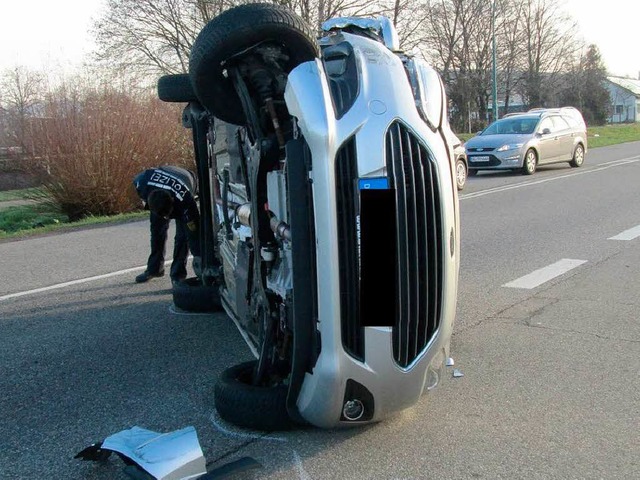 Den Wagen hat es bei dem Manver auf die Seite gelegt.  | Foto: polizei