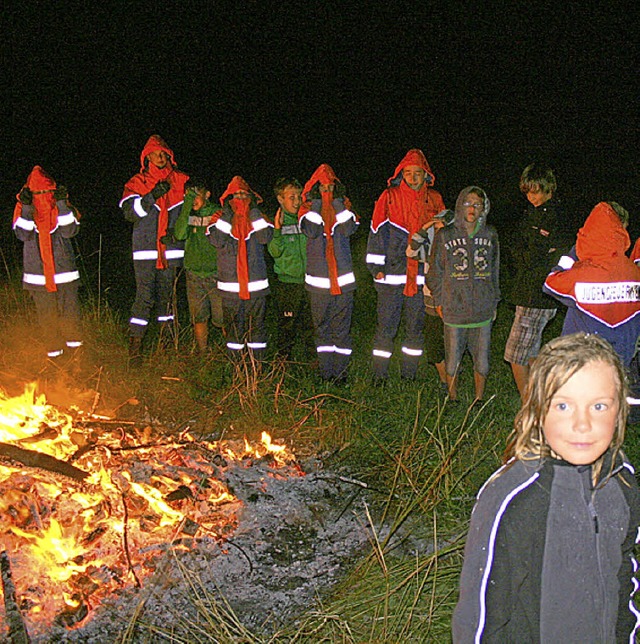 Jugendfeuerwehr und Kinder an einem  b...isighaufen beim Kinderferienprogramm.   | Foto: Sutter