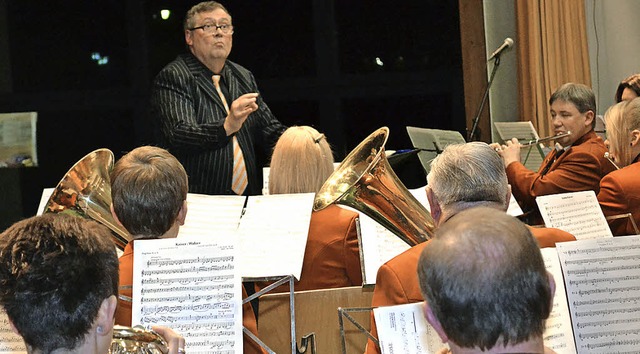 Antonikonzert der Feuerwehrmusik Mamba...m neuen Dirigenten Sergio Grigorescu.   | Foto: Paul Berger