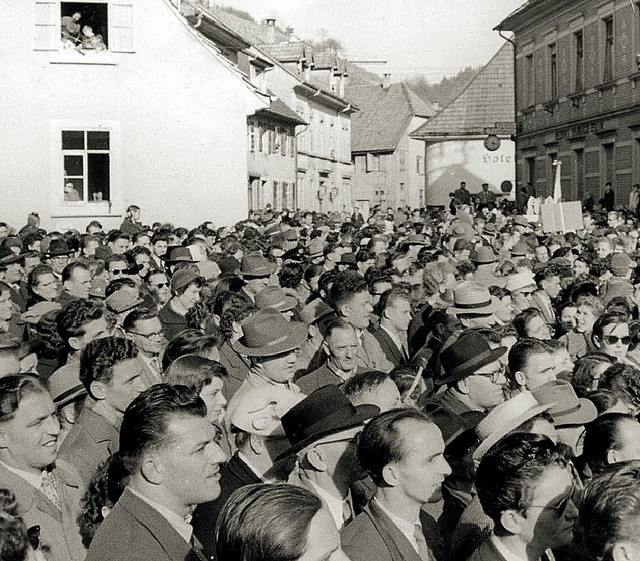 Foto vom  Umzugsprolog 1956 in Zell: B...n nach dem Umzug in der Bahnhofstrae.  | Foto: Archiv Uli Merkle