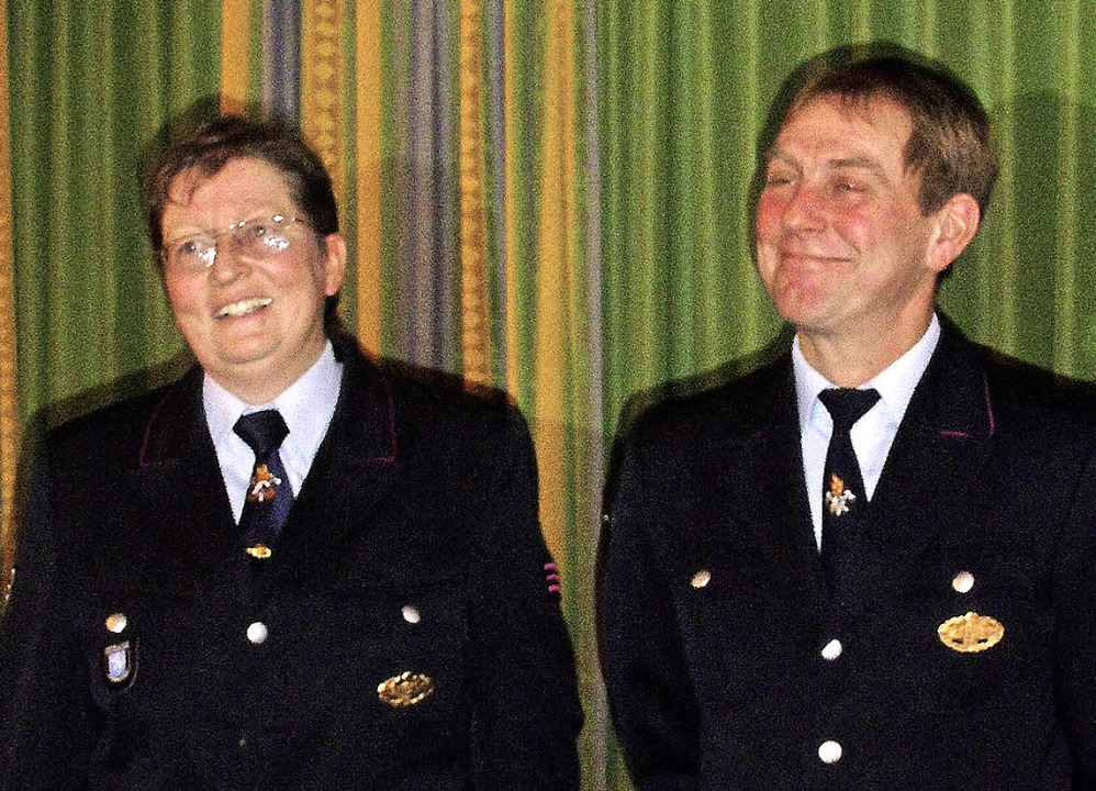 Beate Johner wurde von Kommandant Hans...rer zur Hauptfeuerwehrfrau befrdert.   | Foto: Cornelia Selz