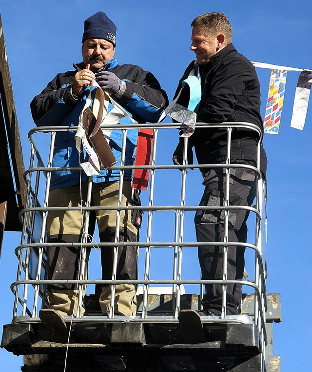 Narrenvater Clemens Podeswa und Narren...ftiger Hhe  Fasnetdeko (Fetzen)  an.   | Foto: Erhard Morath