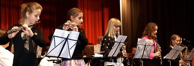 Die Jungmusikerinnen der Feuerwehrmusik Haagen bei ihrem Auftritt.   | Foto: Paul Schleer