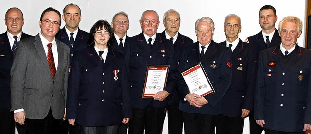 Bernd Wagner und Thomas Schfer (von links)  ehrten verdiente Feuerwehrleute.   | Foto: heidi fssel