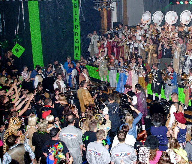 Super Stimmung herrschte in der Altrheinhalle beim Auftritt der Guggemusiken.  | Foto: SEDLAK