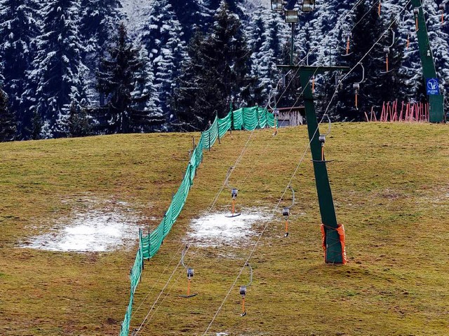 In Hinterzarten stehen die Skilifte still.   | Foto: dpa