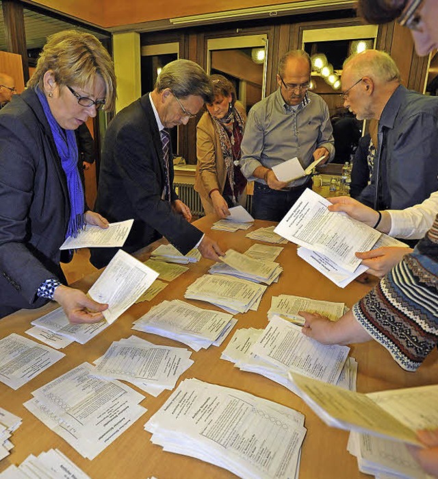Harte Arbeit nach der Schlieung der Wahllokale: die Auszhlung.  | Foto: Rein