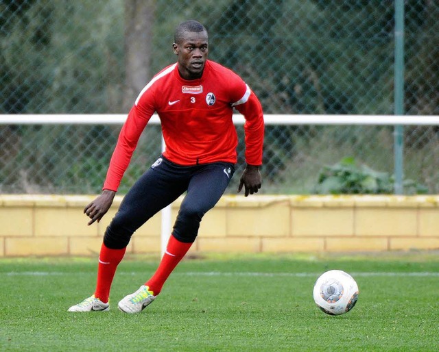 Der SC-Verteidiger Fallou Diagne ist a...s des Rasens noch schneller unterwegs.  | Foto: Michael Heuberger