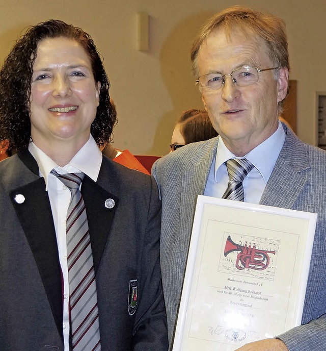 Neues Ehrenmitglied: Seit 40 Jahren h...chnete  Vorsitzende Birgit Ludin aus.   | Foto: Sil