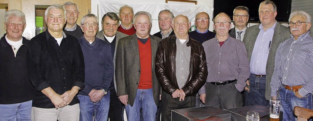 Fr langjhrige Treue zum Verein zeich...von rechts) zahlreiche Mitglieder aus.  | Foto: Heidi Foessel