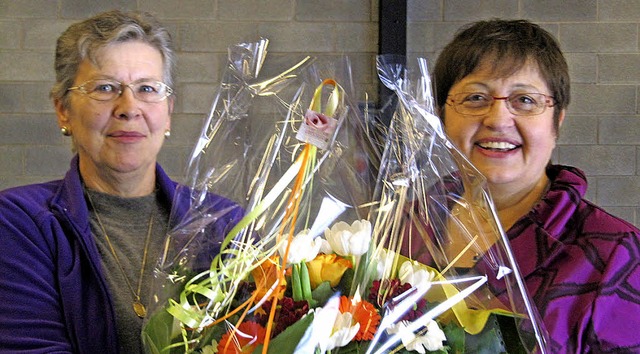 Elisabeth Muler (links) bekommt  von ...ittler einen Blumenstrau berreicht.   | Foto: privat