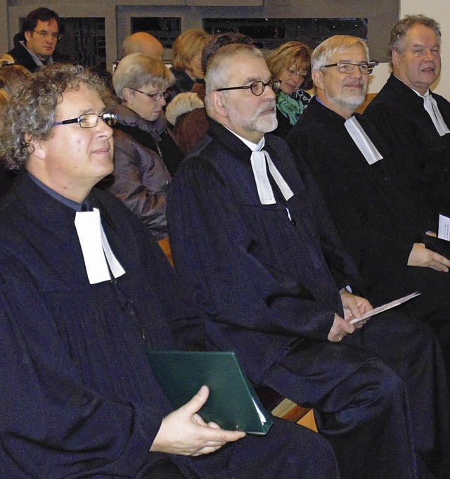 Zum Kirchenjubilum bekam Pfarrer Mart...nger, Roswitha Frey und Gnter Braun.   | Foto: Michael Gottstein