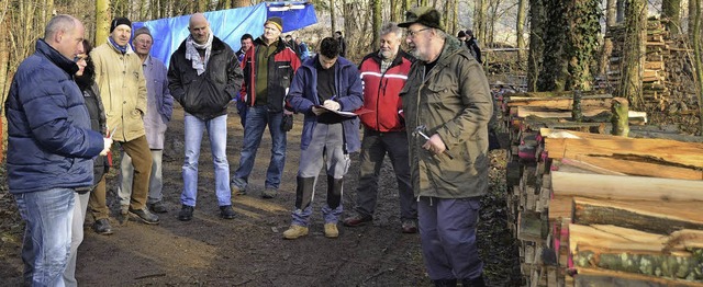 Ortsvorsteher Wendelin Hintereck (rechts) moderierte die  Holzversteigerung.  | Foto: denys golikov