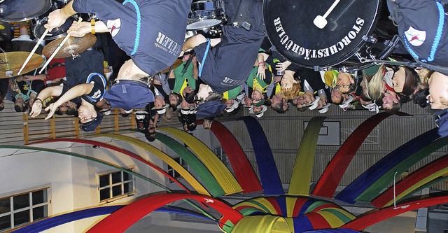 Guggenmusiker und ihre nrrischen Fans...kte Festhalle in Hausen auf den Kopf.   | Foto: edgar steinfelder