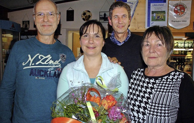 Mit Blumen wurde die Vorsitzende des F...z steht Wenk untersttzend zur Seite.   | Foto: Hildegard Siebold