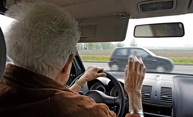 Nicht das Alter, sondern die Verkehrstauglichkeit entscheidet bers Autofahren.   | Foto: dpa