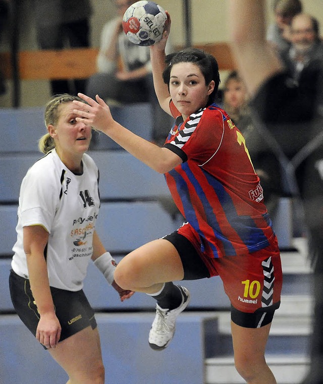 Valerie Chaumet setzt sich  am Kreis fr die Kenzinger Handballerinnen durch.   | Foto: Keller