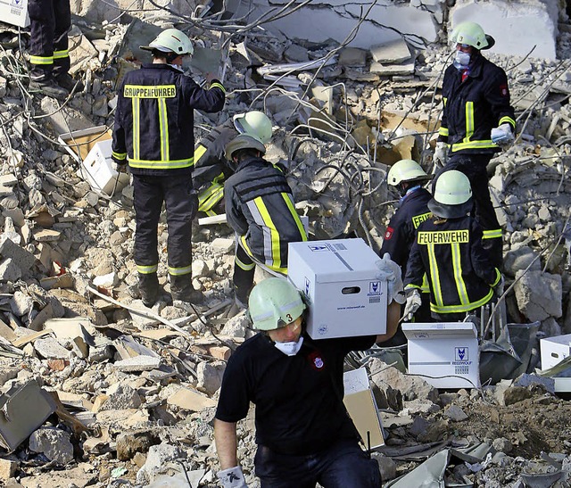 Feuerwehrleute sichern im April 2009 A... dem eingestrzten Klner Stadtarchiv   | Foto: dpa