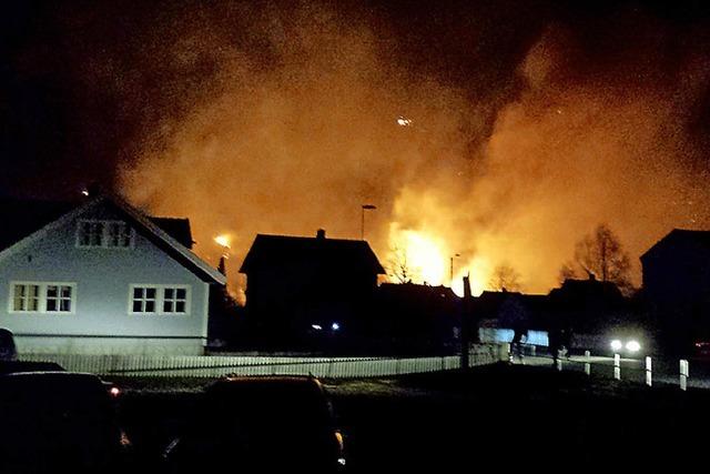 Drohnen behindern Lscharbeiten in der geschtzten Stadt Lrdalsyri in Norwegen