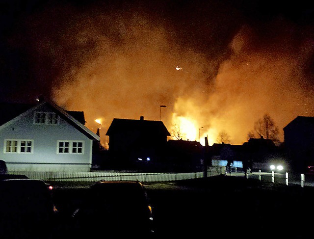 Die Altstadt von Lrdalsyri in Flammen  | Foto: AFP