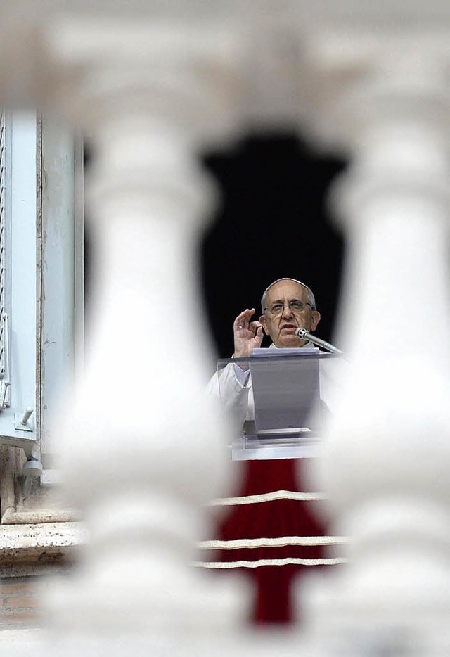 Papst Franziskus beim Angelus-Gebet   | Foto: dpa