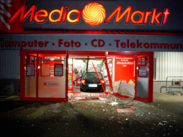 So kommt man auch auerhalb der ffnun...rogrohandel: Das Auto im Media Markt.  | Foto: Privat