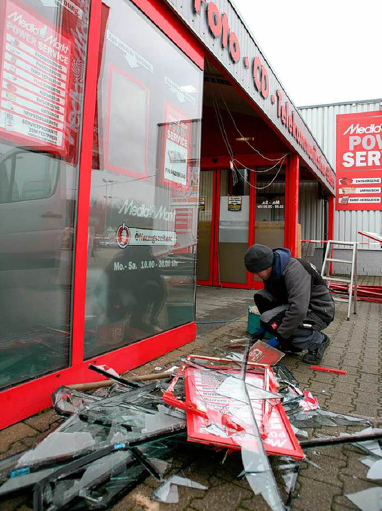 Martialischer Einbruch in den Media Markt Lahr. Martialischer Einbruch in den Media Markt Lahr.