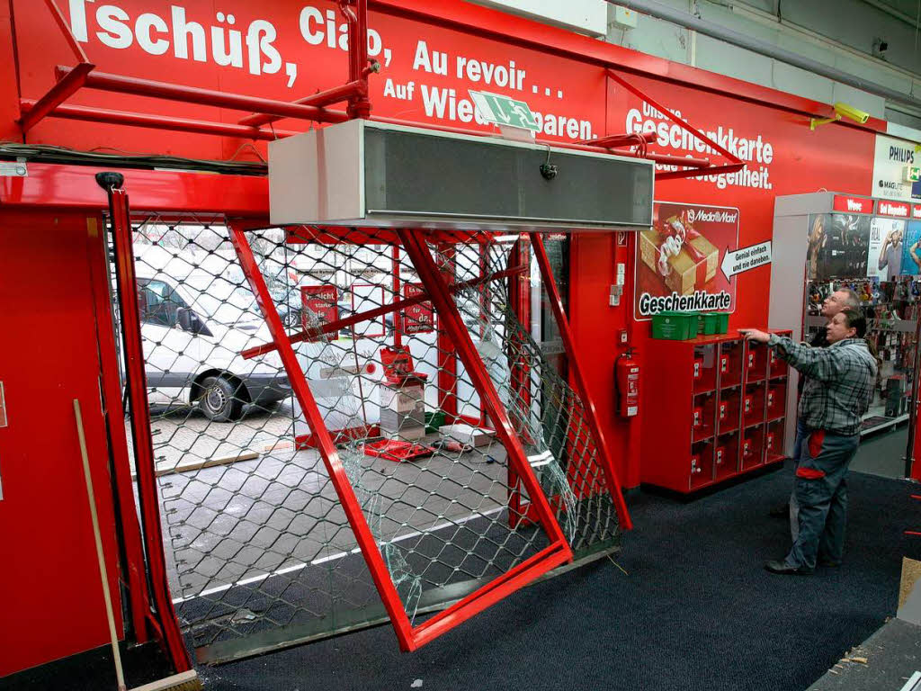 Martialischer Einbruch in den Media Markt Lahr. Martialischer Einbruch in den Media Markt Lahr.