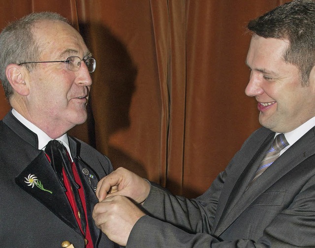 Fr 50 Jahre Aktivitt wurde Franz Bol...ser mit der Ehrennadel ausgezeichnet.   | Foto: cs