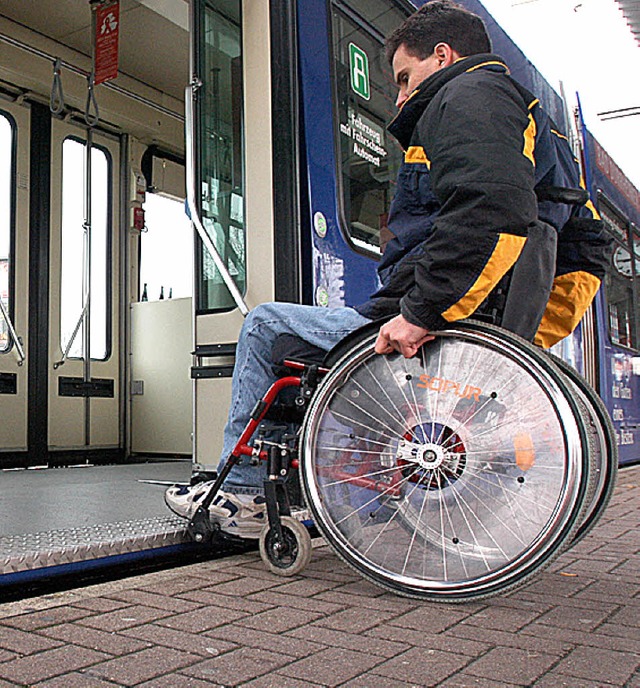 Fr Rollstuhlfahrer ist das Einsteigen...ft ziemlich schwierig und gefhrlich.   | Foto: Schneider