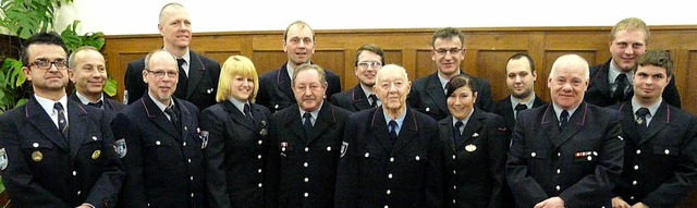 Bernhard Rieder (Siebter von rechts au...hren (!) bei der Kollnauer Feuerwehr.   | Foto: Eberhard Weiss