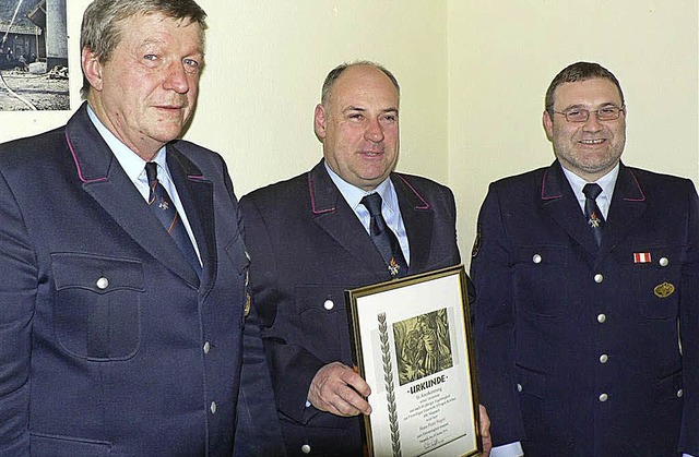 Hans Peter Hagin (Mitte) wurde bei der... besonderes &#8222;Chrsli&#8220; mit.  | Foto: eckhard