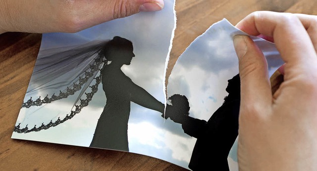 Jede dritte Ehe wird geschieden. Beson...ie Caritas nimmt sich des Themas an.    | Foto: DPA