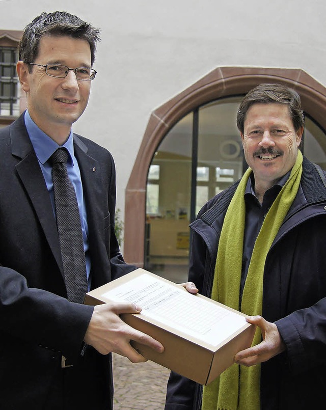 Ein dickes Polster: 1066 Unterschrifte... Stadtschreiber Roger Erdin bergeben.  | Foto: Valentin Zumsteg