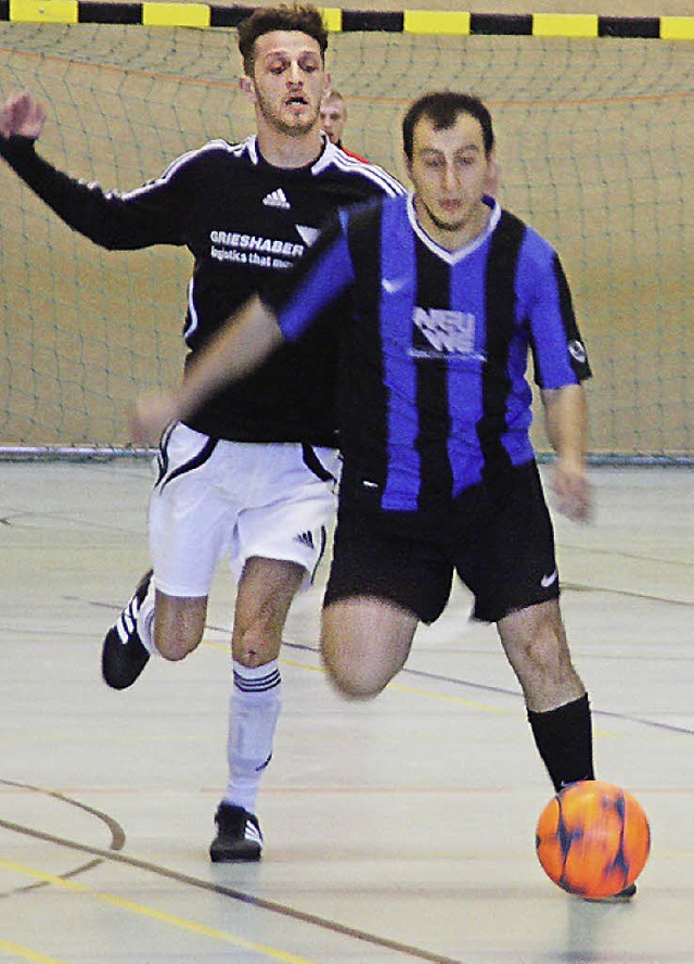 Die Spieler des  FV Degerfelden (re.) ...FInale gegen den FV Lrrach-Brombach.   | Foto: Kerckhoff