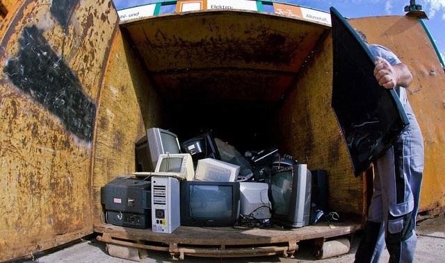 Auf dem Recyclinghof werden die Altgerte vorsortiert.   | Foto: Franziska Koark/dpa