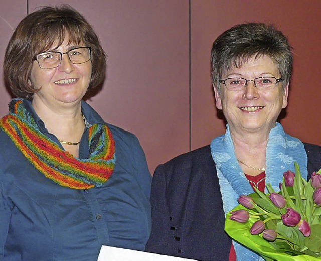 Ingrid Hauser (rechts) wird  von Ortsvorsteherin Annerose Deusch verabschiedet.   | Foto: R. Beschorner