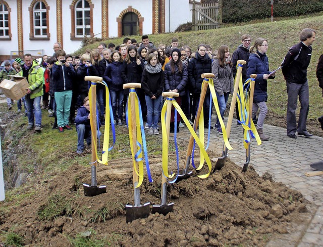 Die Spaten stecken in de Erde, der Startschuss fr den Mensabau ist gefallen.   | Foto: Erika Sieberts