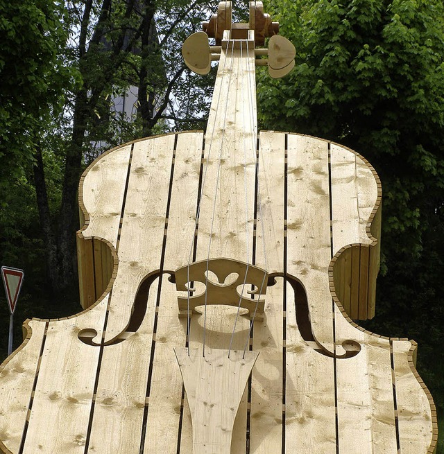 Wahrzeichen der Holztage in Rtenbach: die Geige   | Foto: archivfoto:  Schilling