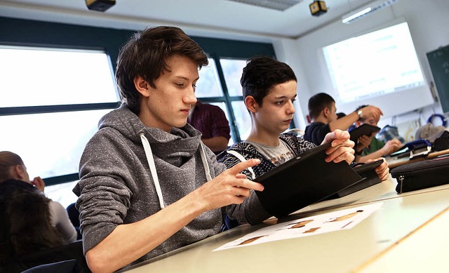Seelbacher Schler arbeiten im Unterricht mit Tablet-Computern.   | Foto: Christoph Breithaupt