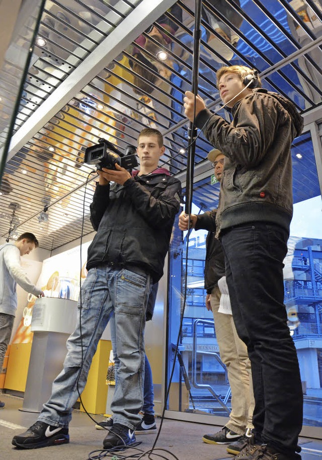 Klappe, die erste: Elftklssler drehen einen Filmbeitrag.  | Foto: M. Maier