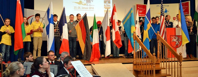 Internationales Flair nach dem Fahnene...ller 17 Nationen auf der Hallenbhne.   | Foto: Gerhard Lck