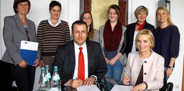 Ausbildungsleiter Matthias Weber von d... Lehrerin Meren Hertweck (von links).   | Foto: Frey